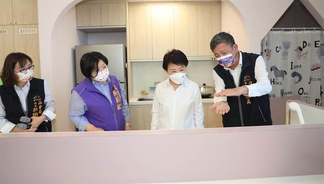 市长卢秀燕今天至家园视察营运收托前的整备情形，确保幼儿安心送托的环境。（陈世宗摄）