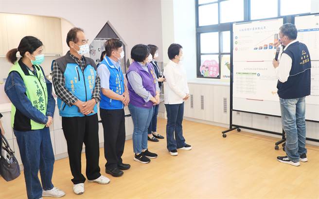 市长卢秀燕与各界听取社会局长彭怀真的简报。（陈世宗摄）