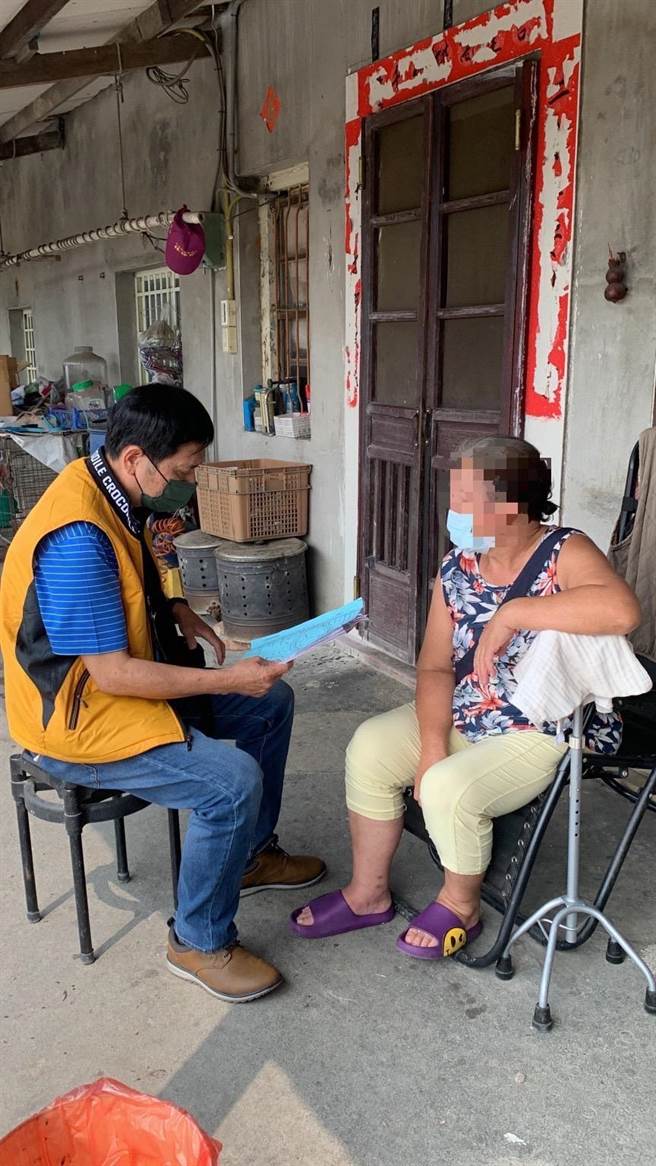 彰化分署书记官（左）亲赴洪男家中向洪妻劝谕，请其丈夫自行缴纳，以免土地被拍卖。（彰化分署提供／吴敏菁彰化传真）