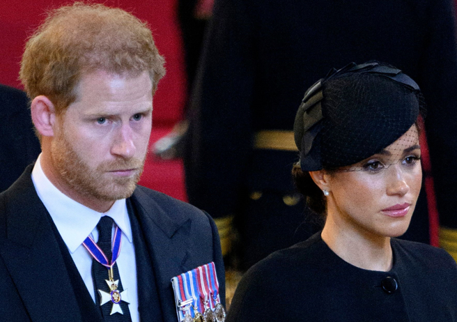 哈利和妻子梅根9月14日在倫敦西敏廳（Westminster Hall）迎靈，向已故的英國女王致敬後準備離去的神情。（達志圖庫/TGP）