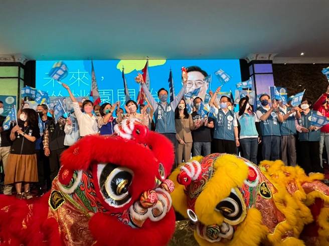 國民黨桃園市長參選人張善政今出席八德區競選總部暨婦女後援會成立大會，現場湧入許多民眾齊聲高呼凍蒜。（陳夢茹攝）