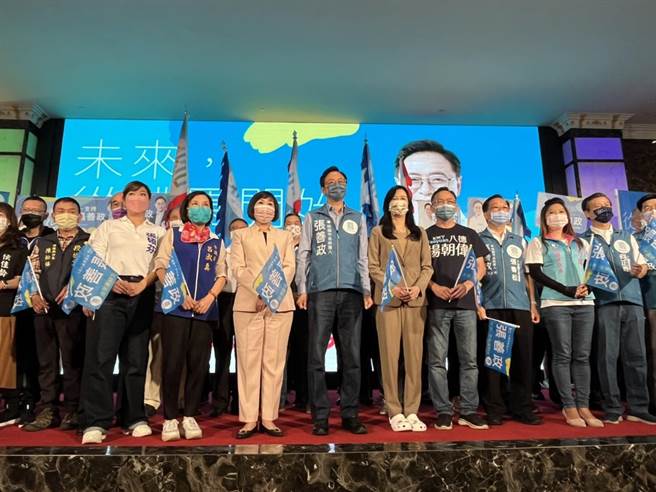 國民黨桃園市長參選人張善政今出席八德區競選總部暨婦女後援會成立大會，競選總部主委呂玉玲、北區主委萬美玲等人也到場站台力挺。（陳夢茹攝）