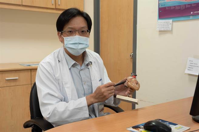 光田医院心臟内科医师邱一骐说，当心肌梗塞症状出现时，马上送医才是唯一解方。（光田医院提供）