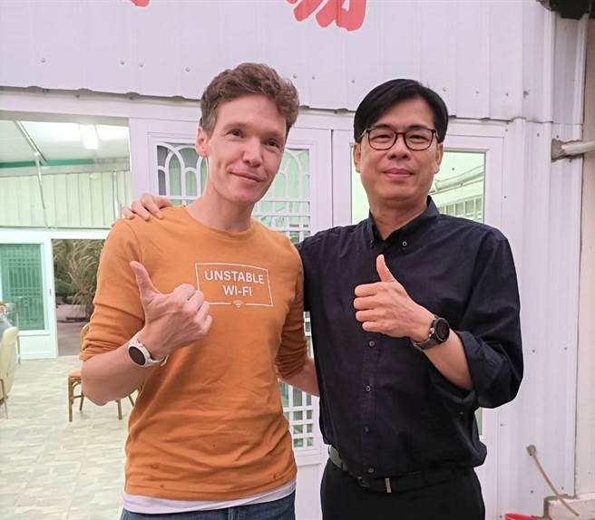 新住民吉雷米（左）与高雄市长陈其迈相见欢。（吉雷米提供／林瑞益高雄传真）