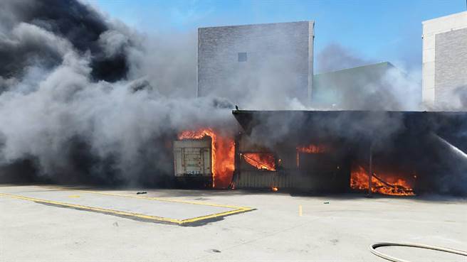 竹北瑞高物流仓库发生火警，消防人员进行灌救。（新竹县消防局提供／罗浚滨新竹传真）余