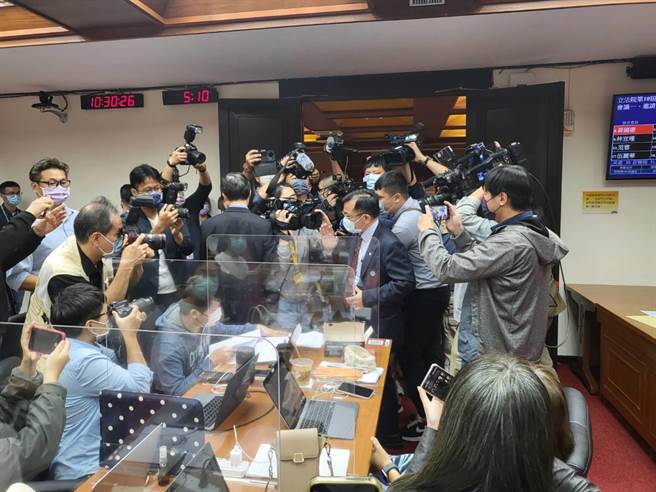 NCC主委陈耀祥今日赴立法院教委会备质询，入场时受到大批媒体包围。（李欣恬摄）