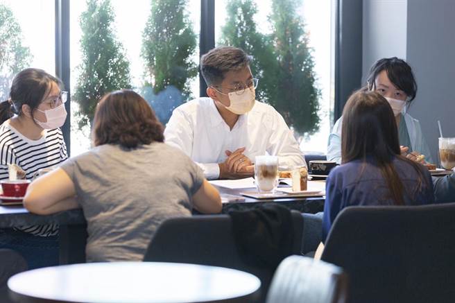 民进党新竹县长参选人周江杰（中）近日与几名特殊生家长代表会谈，倾听相关教育需求。（周江杰团队提供／邱立雅竹县传真）