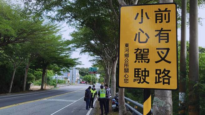 台东县台11线132公里处12日清晨5点30分许发生机车撞人意外。（图／蔡旻妤翻摄）