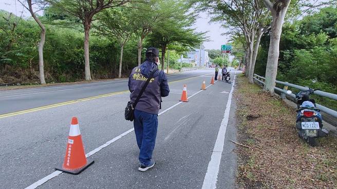 台东县台11线132公里处12日清晨5点30分许发生机车撞人意外。（图／蔡旻妤翻摄）