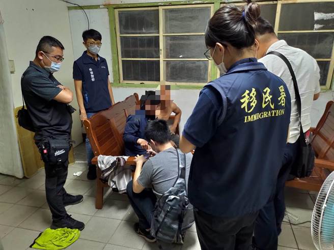 移民署南区事务大队嘉义县专勤队联手嘉义县警察局在布袋镇一处废弃工厂查获12名非法外来人口。（嘉义县专勤队提供∕吕妍庭嘉义传真）