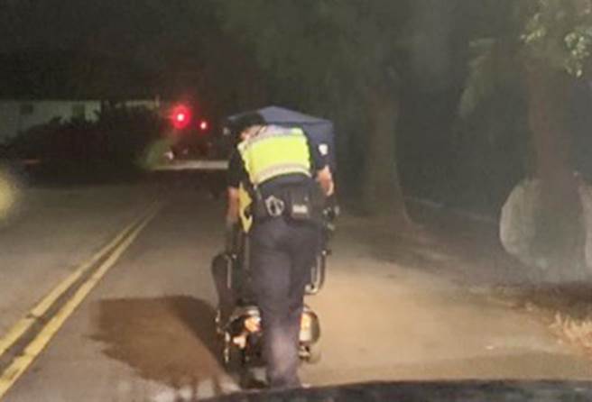 梧栖区一名7旬老翁电动辅助车路边故障，暖警连人带车推车徒步1公里，将老翁平安送返家。（警方提供）