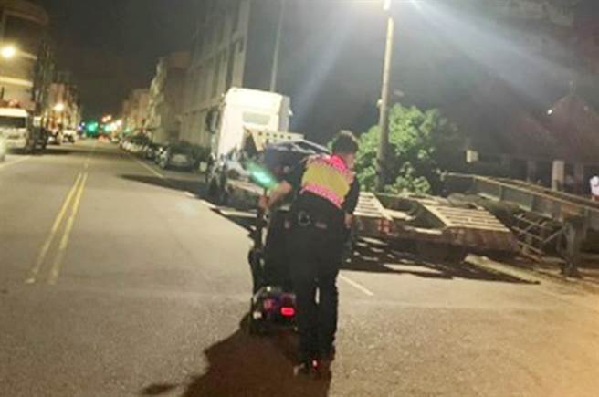 梧栖区一名7旬老翁电动辅助车路边故障，暖警连人带车推车徒步1公里，将老翁平安送返家。（警方提供）