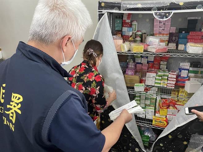 一拉開衣櫃竟有成堆的成藥和試劑。（翻攝照片／高雄洪靖宜傳真）