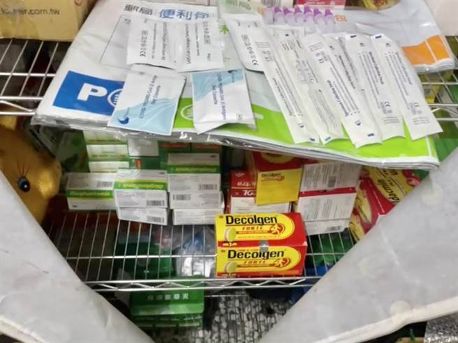 一拉開衣櫃竟有成堆的成藥和試劑。（翻攝照片／高雄洪靖宜傳真）