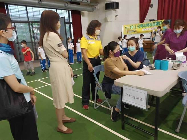 守护学校、幼儿园教职员工健康，台中市教育局自购2万剂四价流感疫苗。（台中市教育局提供）