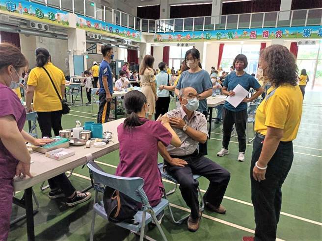 守护学校、幼儿园教职员工健康，台中市教育局自购2万剂四价流感疫苗。（台中市教育局提供）