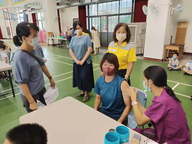 守护学校、幼儿园教职员工健康，台中市教育局自购2万剂四价流感疫苗。（台中市教育局提供）