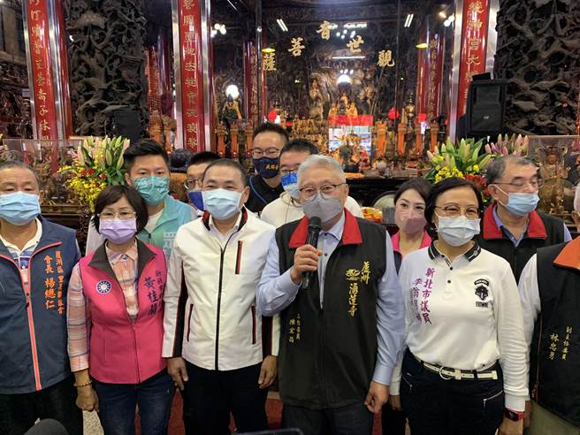 侯友宜回防芦洲 涌莲寺主委直言希望侯继续连任。（叶德正摄）