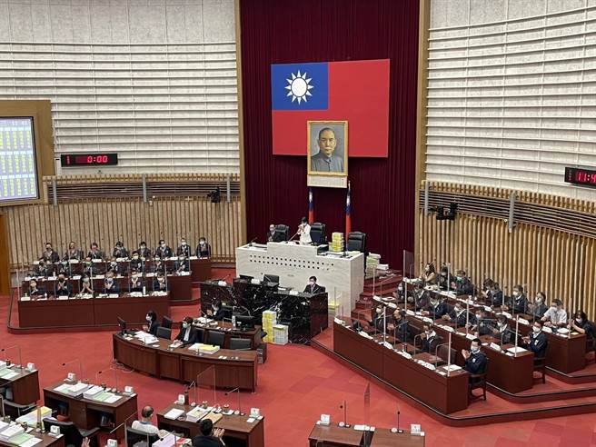 高市議會第三屆第8次定期大會12日圓滿閉幕。（洪浩軒攝）