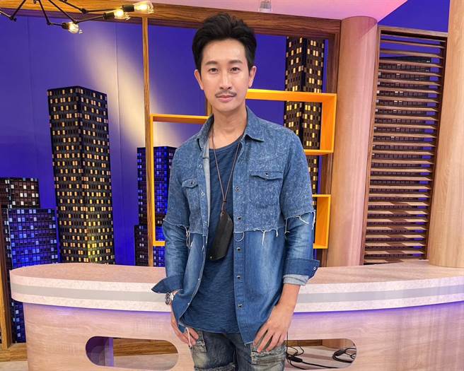 Darren邱凯伟放生儿子，结果出事了。（卫视中文台提供）