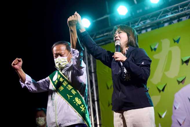 周春米和縣議員候選人潘芳泉的車城聯合競選總部成立大會。(取自周春米臉書)
