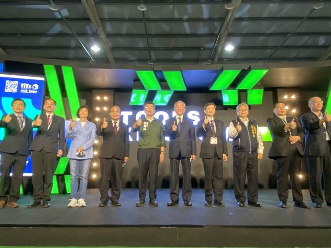 台湾国际五金工具博览会在台中揭开序幕，有近三百家业者参与行政院副院长沈荣津、台中市副市长令狐荣达、立法院副院长蔡其昌、立委何欣纯等人共同出席。（冯惠宜摄）