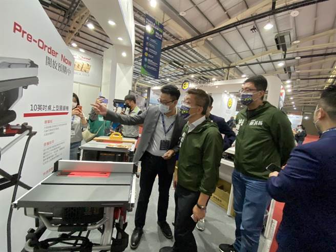 台湾国际五金工具博览会在台中揭开序幕，立法院副院长蔡其昌特别代表立法院长出席，并给厂商鼓励。（冯惠宜摄）
