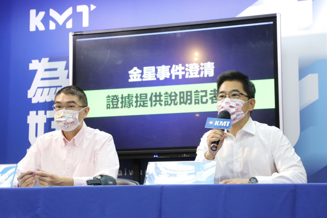 國民黨基隆市長候選人謝國樑（左）與國民黨秘書長黃健庭（右）一同召開記者會，打臉民進黨。（圖／國民黨提供）