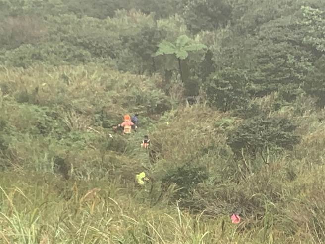 新北市瑞芳区貂山古道12日中午发生车辆坠落道路边坡的意外，警消正积极抢救中。（新北市消防局提供／张志康新北传真）