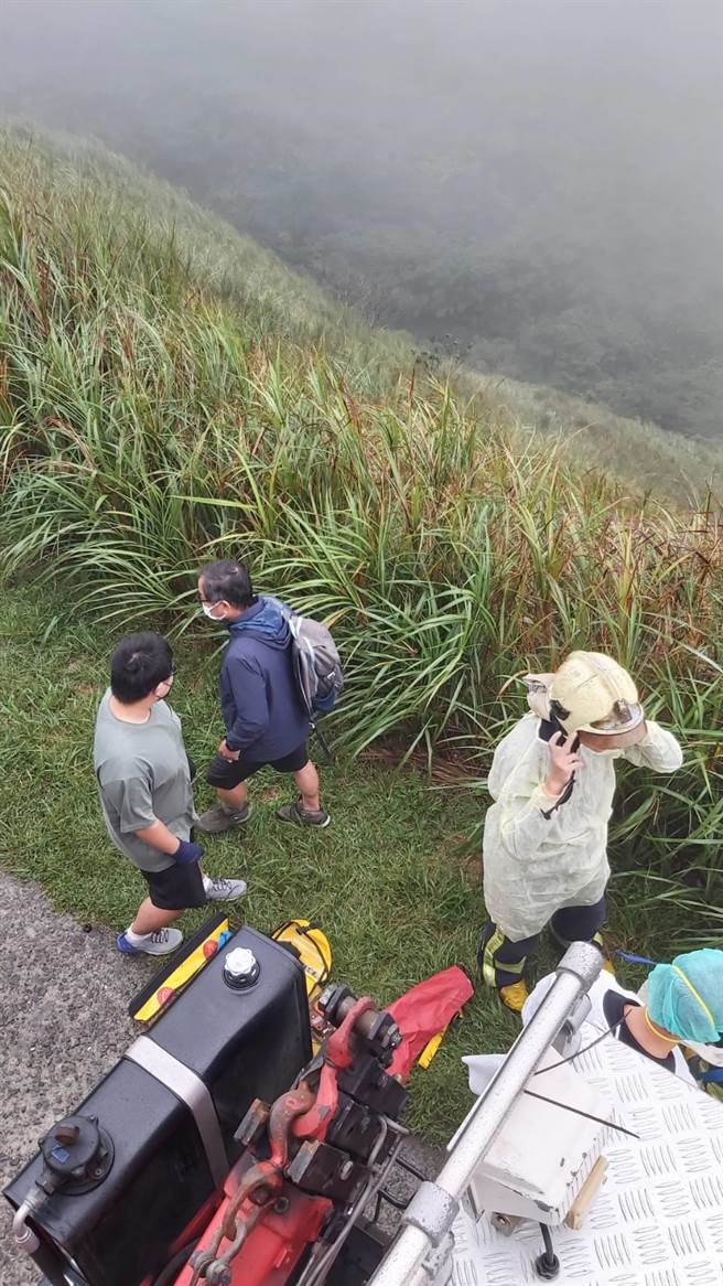 新北市瑞芳区貂山古道12日中午发生车辆坠落道路边坡的意外，警消正积极抢救中。（新北市警察局提供／张志康新北传真）