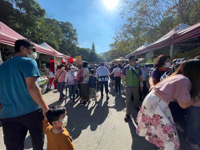 员林市公所在藤山步道打造藤山市集，每到周末吸引上千游客朝圣，而公所为推广在地农产。(公所提供／吴建辉彰化传真)