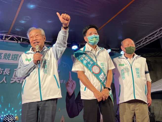 无党籍桃园市长候选人郑宝清(中)。(取自郑宝清脸书)