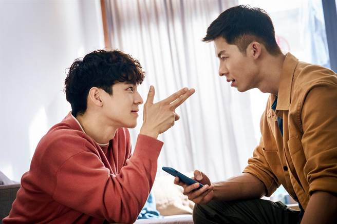 林柏宏和许光汉在《关于我和鬼变成家人的那件事》中被迫冥婚。（金盏花大影业提供）