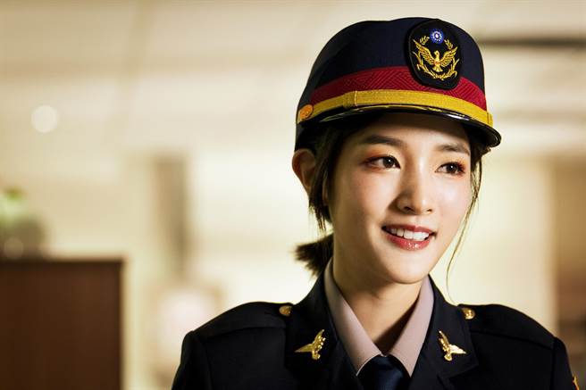 王净在《关于我和鬼变成家人的那件事》中饰演警花。（金盏花大影业提供）