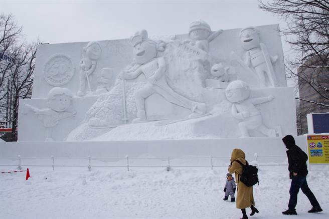 札幌雪祭是日本北海道札幌市在每年2月上旬举办的冰雪节活动，该活动的主会场在札幌市中央区大通公园，以展示雪雕为主。（娜塔虾的滑雪食旅手记提供）