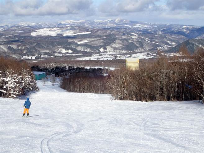 日本东北最大滑雪场「安比高原滑雪场」，号称「北纬40度的粉雪天堂」，也是设备完善的滑雪度假村。（娜塔虾的滑雪食旅手记提供）