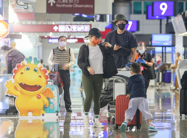 「自主防疫」期间探病、陪病措施放宽。图为旅客入境的画面。（陈麒全摄）