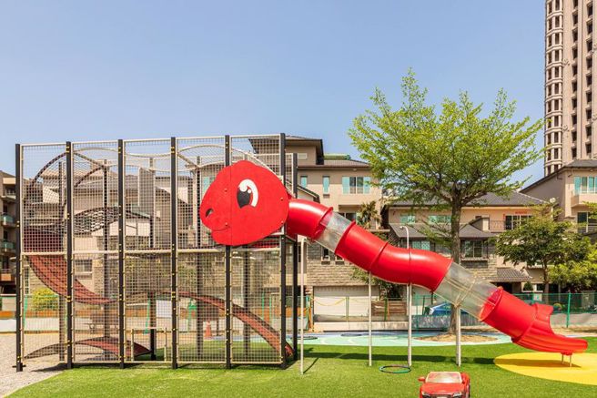 以「暖暖蛇」為主題打造的特色公園。（圖／取自黃偉哲臉書）