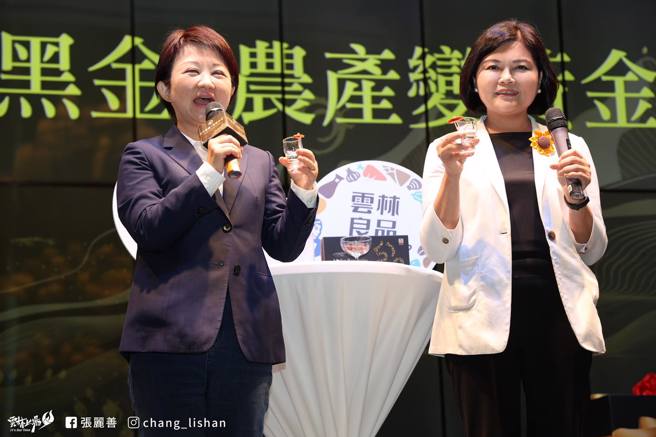 云林云涛海宝与台中初雾烧酎进军金马指定伴手礼。(取自张丽善脸书)