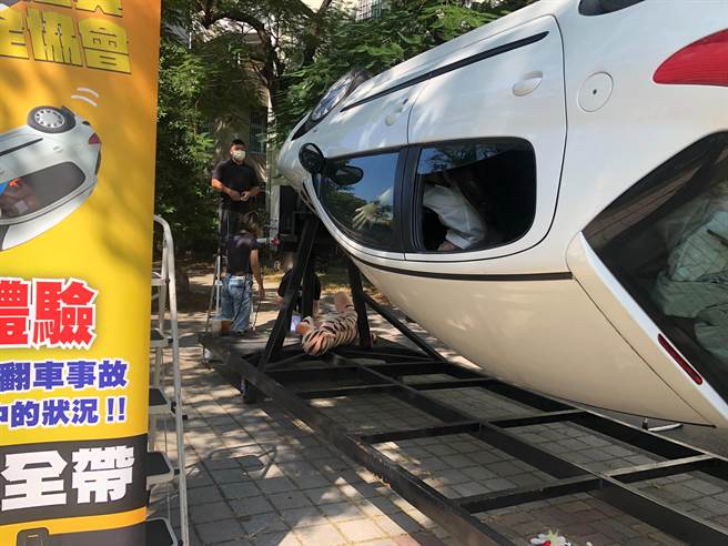 后座布偶未繫安全带，当场因车辆翻覆旋转被抛出车外。(曹婷婷摄)