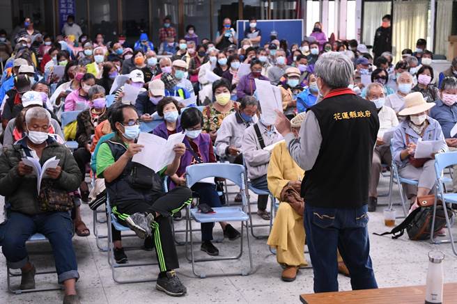 县府邀经判定住宅受损，但未列红黄单的一般受灾户，说明相关权益，修缮补助费用等。（花莲县府提供／王志伟花莲传真）