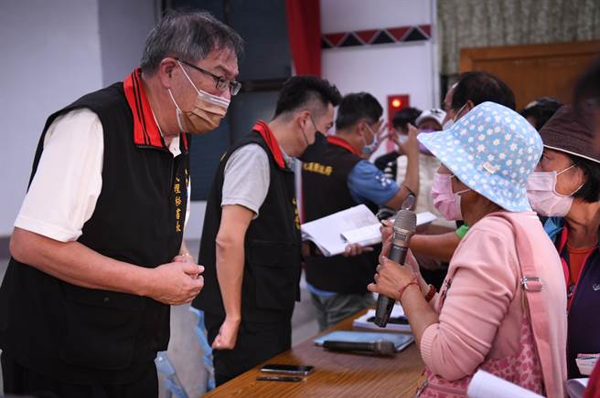 县府代理秘书长饶忠向受灾户详细说明补助作业。（花莲县府提供／王志伟花莲传真）