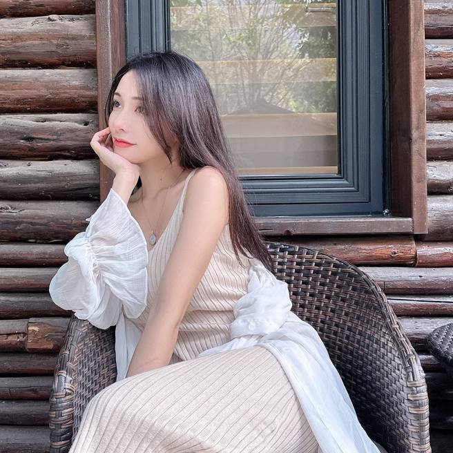 闪亮亮侧面照外衣滑落，超养眼的雪白肌肤超级养眼。(图/闪亮亮 IG)