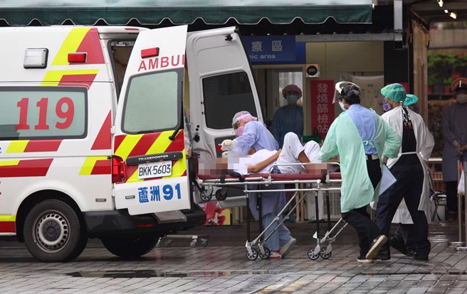 台南一名里长昨天（11日）下午接种次世代疫苗，今天清晨心肌梗塞过世，后来快筛阳性，民眾忧心，确诊后有接种疫苗是否容易造成不良反应。示意图为救护人员急救病患，非当事人。(资料照)