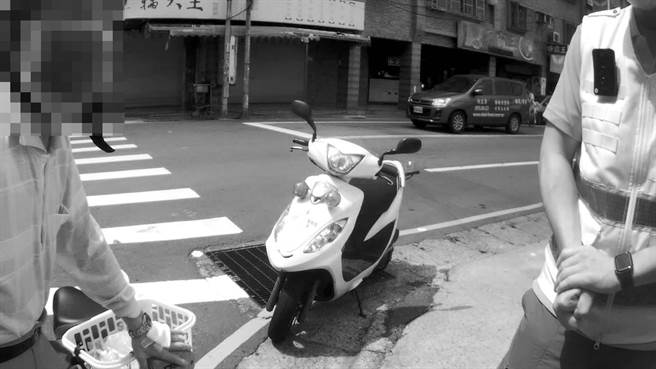 92岁老翁骑电动车2度摔车，邻里热心围住向警求援助返家。(翻摄照片／蔡依珍桃园传真)