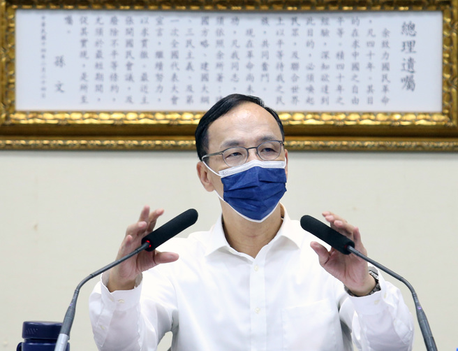 蔡英文总统在国庆酒会抛出「四大韧性」说，要将台湾打造为「韧性之岛」。但国民党主席朱立伦今中常会上批评，蔡主政下对台湾经济发展、社会安全、民主自由与国防战力等方面「四大任性」妄为，正是造成台湾现在最大危机来源。（范扬光摄）