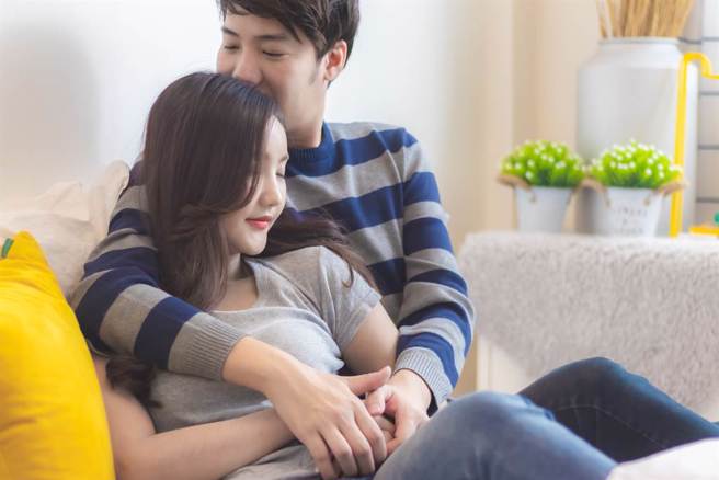 天蝎座、巨蟹座、金牛座、双鱼座爱上一个人就会专一到底，没了新鲜感也深情不变。（示意图／Shutterstock）