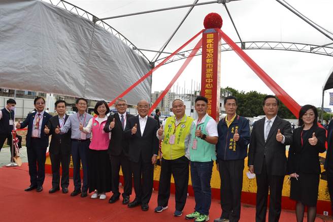 新北市莺歌区尖山埔路二段「莺陶安居」社宅今举行动工典礼，行政院长苏贞昌、新北市副市长陈纯敬、国家住都中心代理董事长花敬群、营建署长吴欣修、立委苏巧慧等人都出席。（蔡雯如摄）
