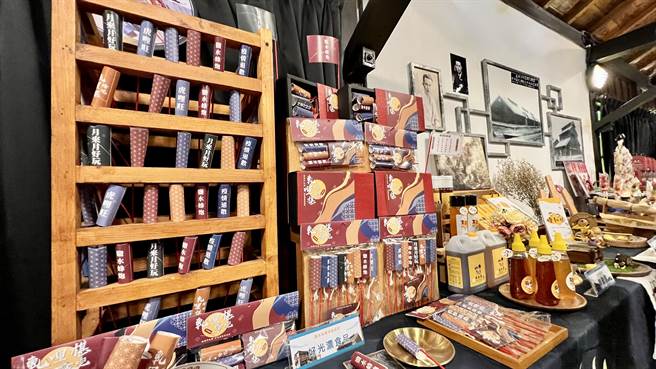 现场还展示创意满满的蜂炮牛轧糖。（张毓翎摄）