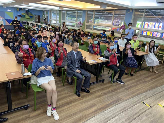 宜蘭縣活力關懷協會今年擴大服務，首次攜手愛心大使瑞士釘股份有限公司及藝人王瞳，送愛幫助弱勢邊緣戶小孩。（吳佩蓉攝）